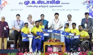 சென்னையில் பன்னாட்டு விளையாட்டு போட்டிகளில் பதக்கங்களை வென்ற வீரர்களுக்கு ஊக்கத்தொகையை முதலமைச்சர் வழங்கினார்.