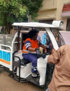 தூய்மை பணியாளராக நடிகர் யோகி பாபு.