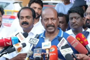 தமிழக அரசின் நடவடிக்கையால் 20 விழுக்காடு அளவு பிளாஸ்டிக் பயன்பாடு குறைந்துள்ளதாக குறிப்பிட்டுள்ள அவர், பிளாஸ்டிக்கை பார்த்தாலே பொதுமக்களுக்கு கோபம் வரவேண்டும் எனவும் வலியுறுத்தியுள்ளார்.