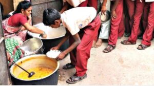 இதற்காக "பிரதம மந்திரி போஷன்" எனும் திட்டமும் நடைமுறையில் இருப்பதாகவும் இத்திட்டத்தின் கீழ் தமிழகத்தில் உள்ள 43,190 பள்ளிகளை சேர்ந்த 45 லட்சத்து 64 ஆயிரத்து 151 மாணவ மாணவிகள் பயன் பெற்று வருவதாக மத்திய கல்வித் துறை அமைச்சகம் நாடாளுமன்றத்தில் தெரிவித்துள்ளது. 