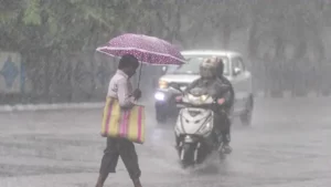 சென்னையைப் பொறுத்தவரை 48 மணி நேரத்திற்கு வானம் மேகமூட்டத்துடன் காணப்படும் என்றும் ஒரு சில இடங்களில் மழை பெய்யும் என்றும் தெரிவித்துள்ளது.