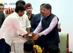 அமைச்சராக பதவியேற்ற உதயநிதிக்கு ஆளுநர் ஆர்.என்.ரவி, முதலமைச்சர் மு.க.ஸ்டாலின் ஆகியோர் பூங்கொத்து வழங்கி வாழ்த்து தெரிவித்தனர்.