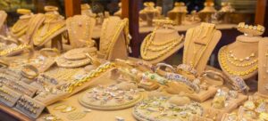 கடலூரில் போலி நகைகளுடன் தங்க நகைகடைகளில் உலாவந்த ஜோடி, நகையை மாற்றும் போது பிடிபட்ட சுவாரசியம்