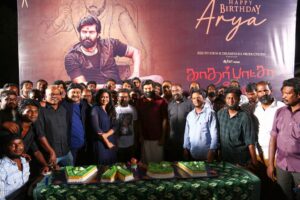 படக்குழுவினர், கிராமத்து மக்களுடனும் பள்ளி மாணவர்களுடனும் இணைந்து, ஆர்யா பிறந்த நாளை கேக் வெட்டி கொண்டாடினர்