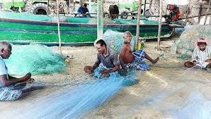 கடல் சீற்றமாக காணப்படுவதால் மீனவர்கள் தங்கள் ஆயிரத்திற்கும் மேற்பட்ட பைபர் படகுகளை மற்றும் மீன்பிடி வலைகளை கரையிலிருந்து சற்று தொலைவில் பாதுகாப்பாக வைத்துள்ளனர்.