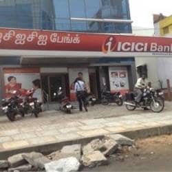 ஐ.சி.ஐ.சி.ஐ வங்கியில் கிரெடிட் கார்டு வாங்கி இருப்பதாகவும், அதன் மூலம் ரூபாய் 1.50 லட்சம் வங்கியில் கடன்