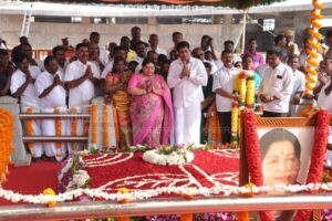 ஜெ.தீபா மற்றும் அவருடைய கணவர் மாதவன் ஆகியோர் ஜெயலலிதாவின் படத்திற்கு மலர் தூவி அஞ்சலி செலுத்தினர்.