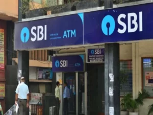 சென்னையில் வங்கி வாடிக்கையாளரின் ஆவணங்களை திருடி, அவரது பெயரில் கிரெடிட் கார்டு பெற்று வங்கி கடன் வாங்கி மோசடி செய்த எஸ்.பி.ஐ வங்கி ஊழியரை விருகம்பாக்கம் போலீசார் கைது செய்துள்ளனர்.