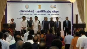 சென்னை கிண்டியில் உள்ள ராஜ்பவனில் உள்ள தர்பார் அறங்கில் பதவியேற்பு விழா நடைபெற்றது. ஆளுநர் ஆர்.என்.ரவி, முதலமைச்சர் மு.க.ஸ்டாலின் ஆகியோர் முன்னிலையில் உதயநிதி ஸ்டாலின் அமைச்சராக பதவியேற்று கொண்டார்.