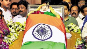 மாரடைப்பு காரணமாக 2016 டிசம்பர் 5ஆம் தேதி காலமானதாக அப்போலோ மருத்துவமனை அறிவித்தது.