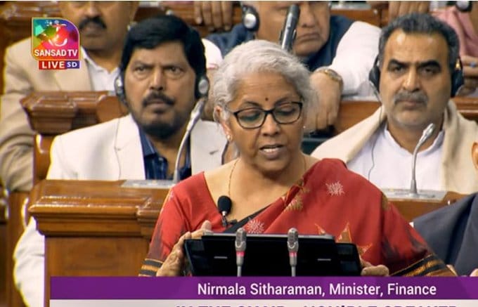 நிதியமைச்சர் நிர்மலா சீதாராமன்